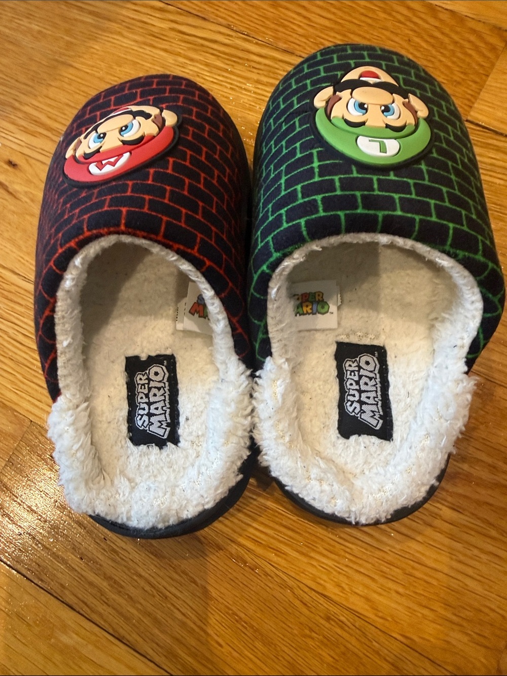 Super Mario Bros Luigi & Mario Slippers For Kids Size 11-12. Green & Red - Picture 3 of 3